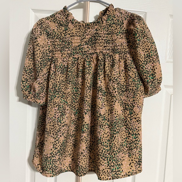 Medium Entro Tan blouse with green and pink tiny leopard type print - Picture 1 of 4